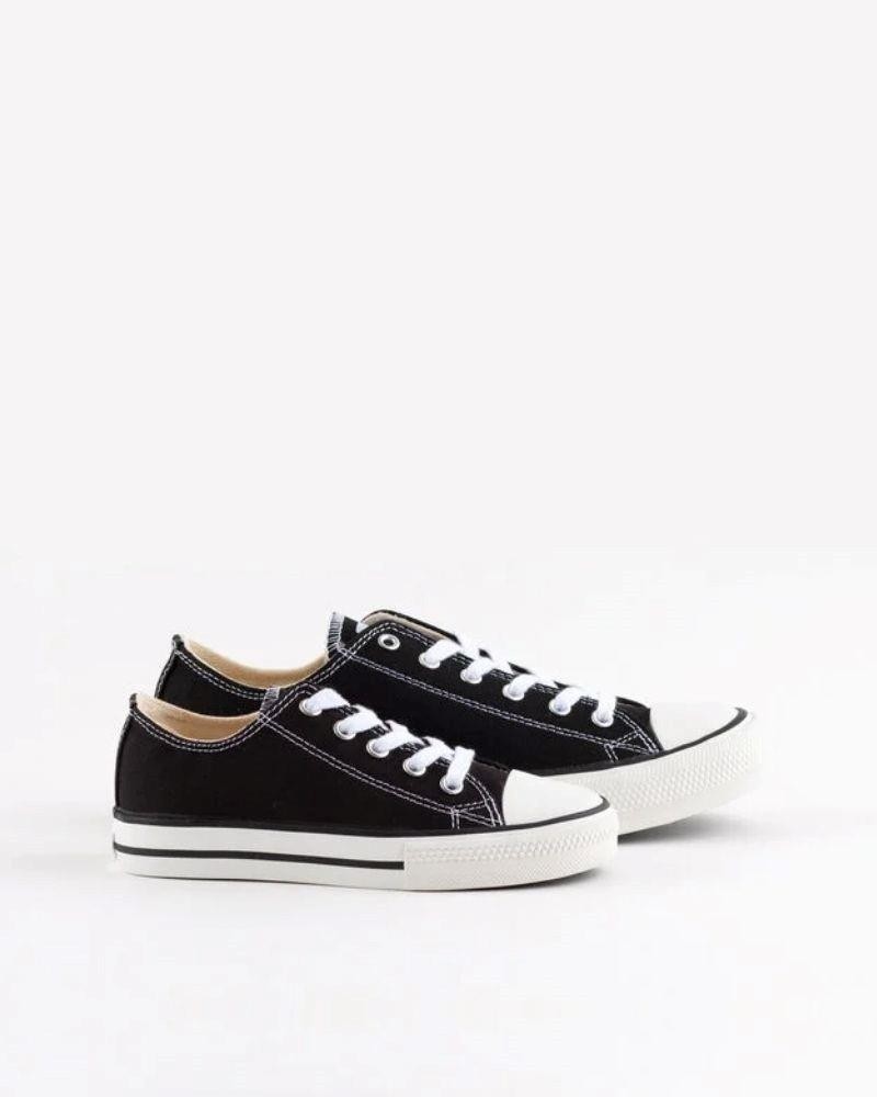 Deportivas bajas en color negro Victoria, diseño versátil para el día a día
