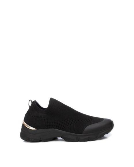 Zapatillas bajas de mujer negras XTI elegantes, ideales para un look sofisticado