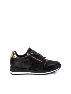 Zapatillas urbanas bajas negras XTI modernas, ideales para un look desenfadado