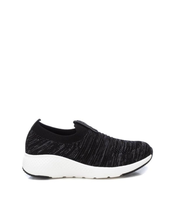 Deportivas bajas de mujer negras XTI, ideales para un estilo casual y dinámico