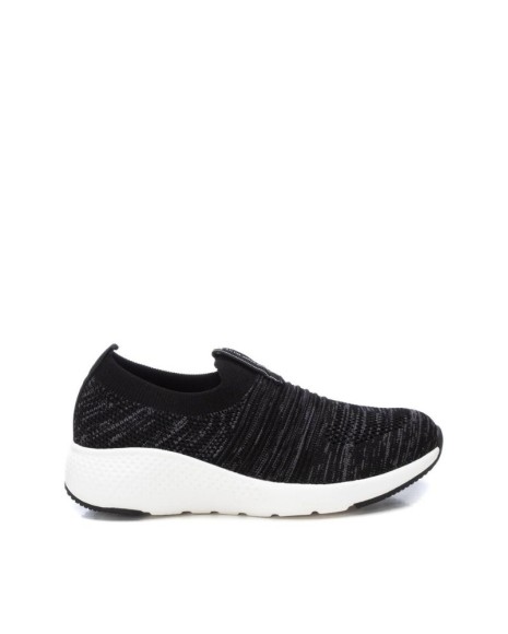 Deportivas bajas de mujer negras XTI, ideales para un estilo casual y dinámico