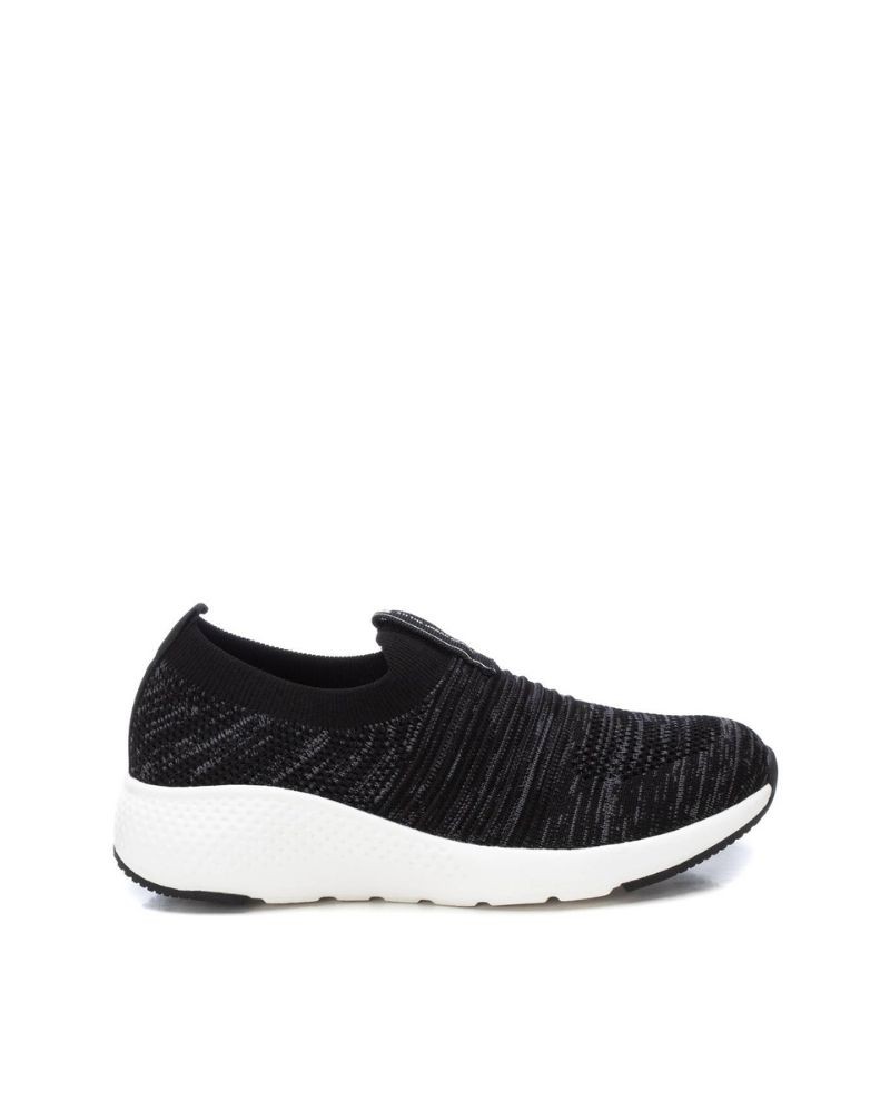Deportivas bajas de mujer negras XTI, ideales para un estilo casual y dinámico