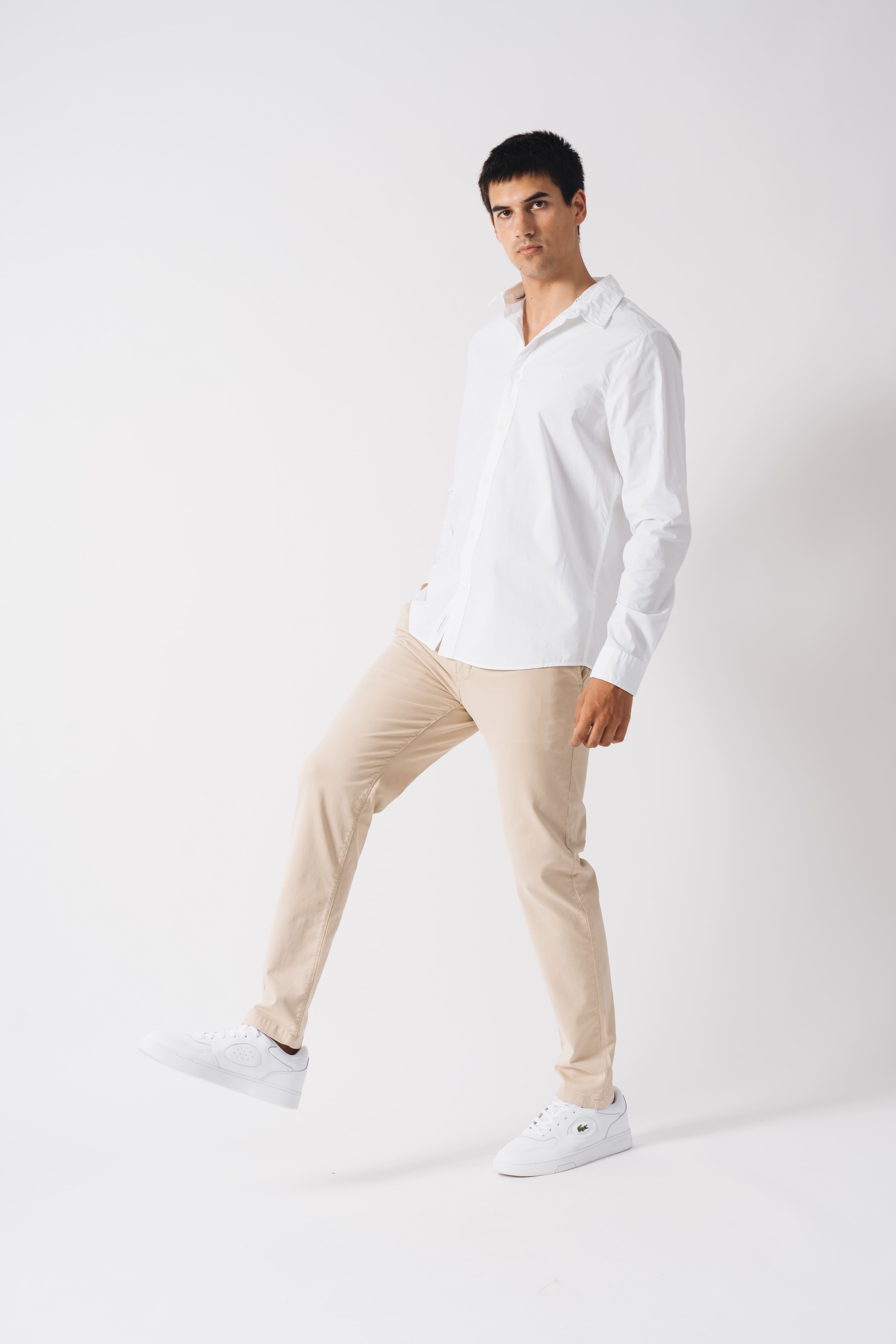 LOOK FORMAL CON ZAPATILLAS
