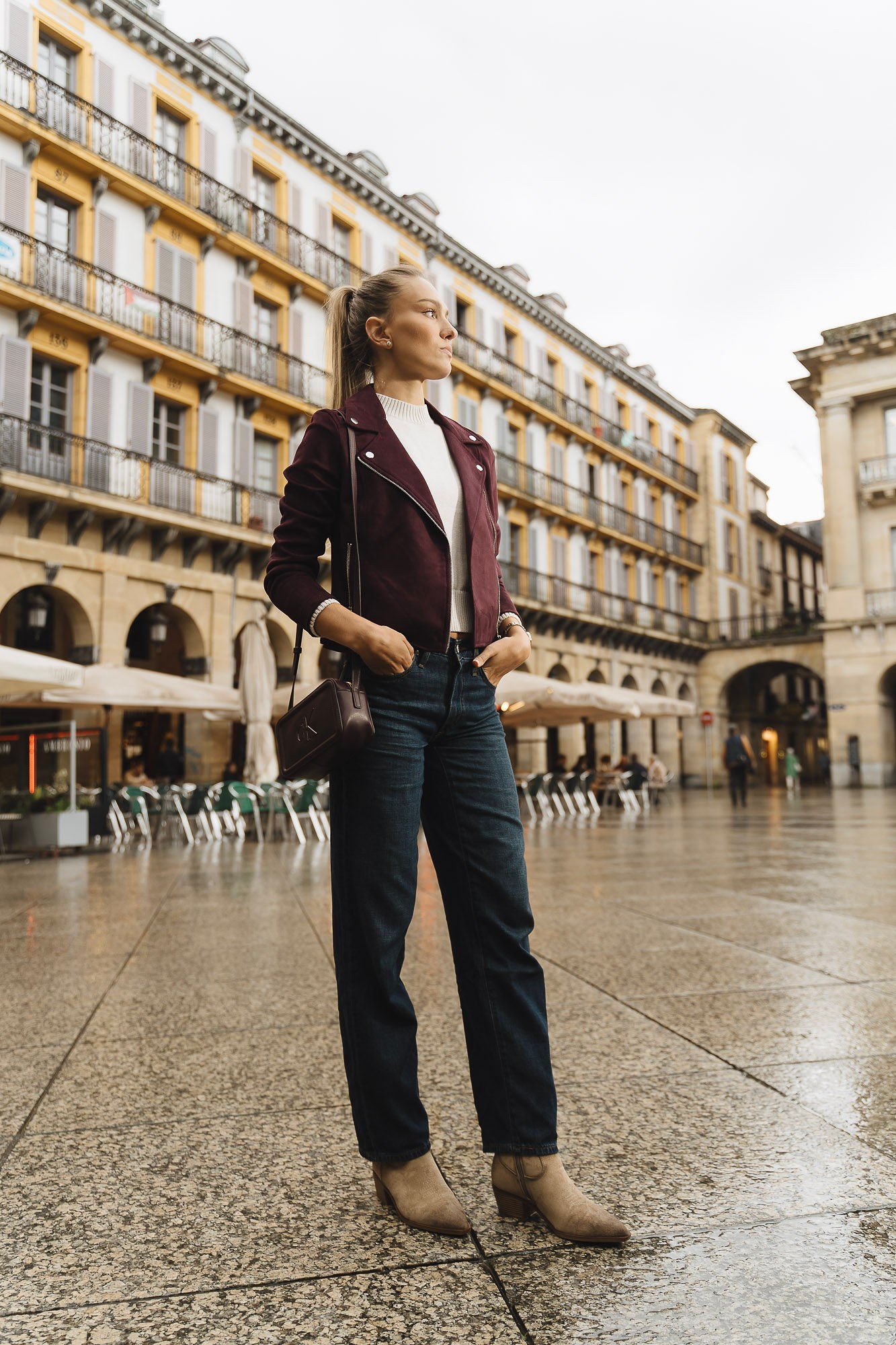 Look Casual Chic con Chaqueta Burdeos y Botines Taupe