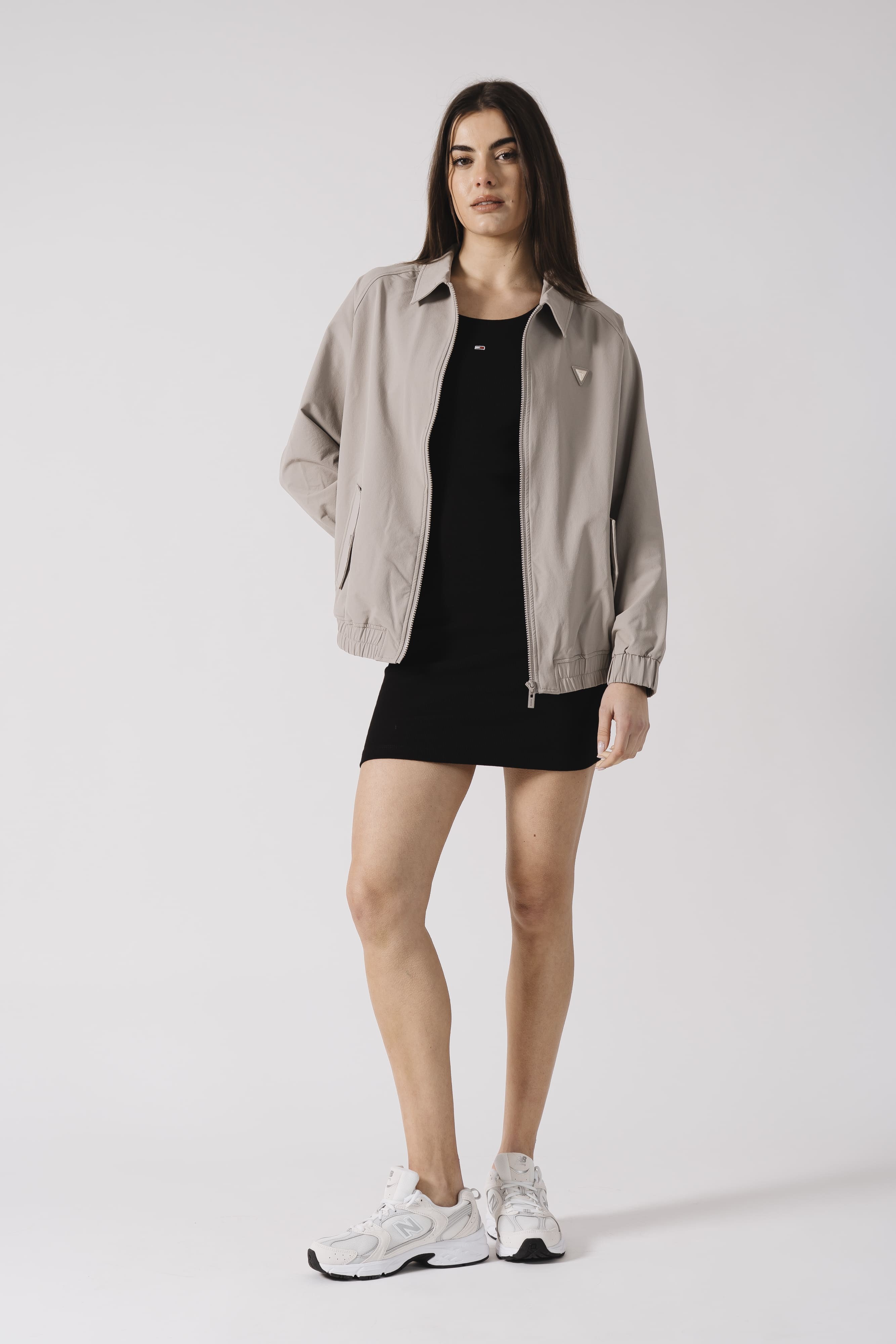 Look de estilo deportivo con vestido verano 2025